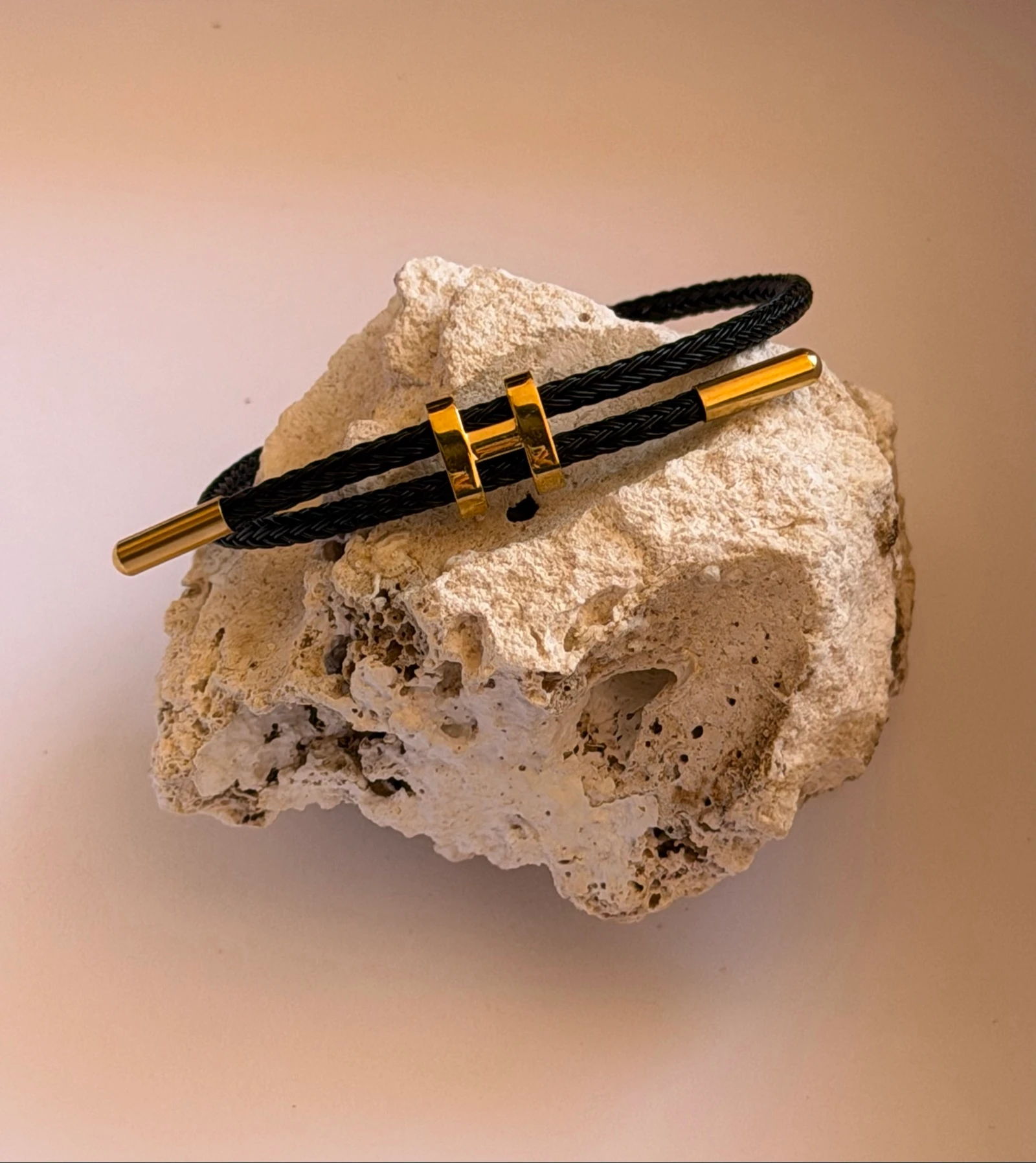 Bracelet cordon noir en acier inoxydable doré